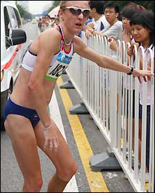 Paula Radcliffe yn cael saib cyn ail-ymuno yn y ras yn Beijing