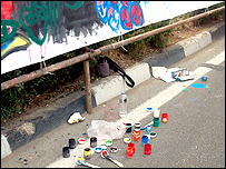 رنگ و لوازم نقاشی در مقابل بوم طولانی