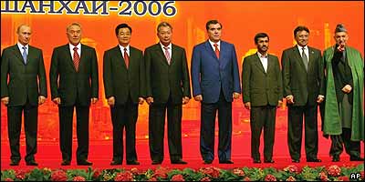 حامد کرزی رييس جمهور افغانستان، در کنار رهبران کشورهای شرکت کننده در اجلاس شانگهای در چين