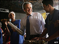 Bush toca ganzá com meninos em São Paulo