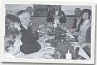 Rhai o aelodau'r Sadwrn siarad