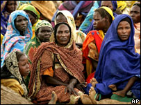 زنان در يک اردوگاه موقتی در دارفور