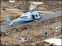 هلی کوپتر راتش آمريکا در حال انتقال آب سالم به بازماندگان سونامی در آچه