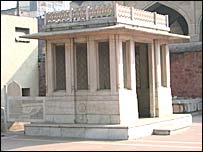 दिल्ली में ग़ालिब की मज़ार