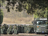 Soldados venezuelanos embarcando em veículos militares rumo à fronteira colombiana