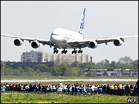 ايرباس A-380 در حال فرود