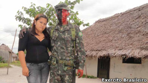 O soldado Edgar Cardoso com sua mulher em aldeia indígena em São Joaquim (foto: Exército/divulgação)