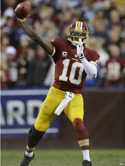 RG3, quarterback de Washington lanza el balón