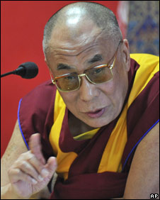 Đạt Lai Lạt Ma đã lên tiếng phản đối tình trạng bạo lực hồi tháng Ba