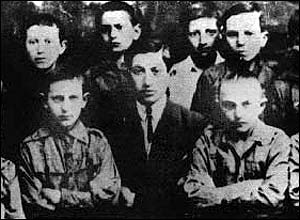 Simon Wiesenthal (uprostřed) se skauty, Polsko, 1923 (Foto: Centrum Simona Wiesenthala)