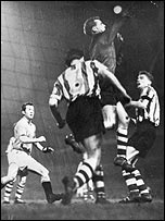 United take on Sheffield Wednesday (19/02/58)