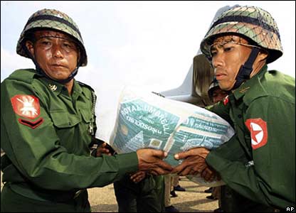 Binh sĩ Miến Điện đang bốc dỡ hàng cứu trợ từ Thái Lan tại một phi trường ở Rangoon