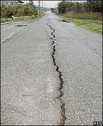 भूकंप से आई दरार