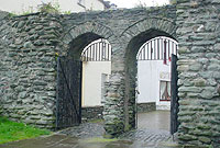 Giatiau i mewn i'r dref o Eglwys Cybi yn hen waliau'r dref