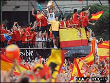 Đội tuyển TBN diễu hành qua các đường phố Madrid