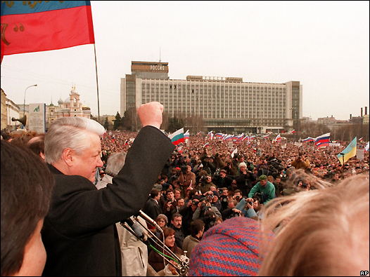 Boris Yeltsin liderando manifestaciones en 1991