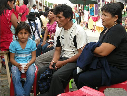 Una familia sentada en la feria