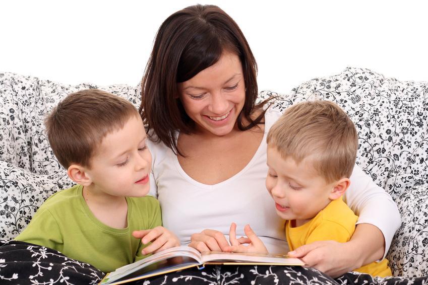 mother and two sons reading book in bed @ Matka Wariatka - fotolia