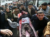 زخمیوں کو ہسپتال لےجایا رہا ہے