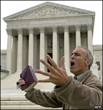 Americano invoca religião em protesto diante da Suprema Corte