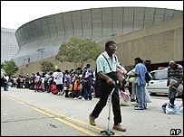 New Orleans'ın spor salonunun önünde biriken insanlar