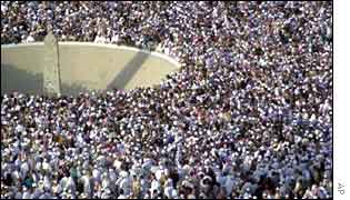 Loňské záběry z Mekky - muslimové symbolicky kamenují ďábla