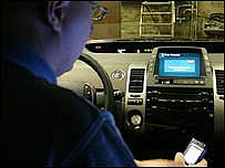 मोबाइल टेलीफ़ोन ब्लूटूथ के ज़रिए रिमोट कंट्रोल का भी काम कर सकता है