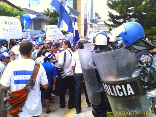 Manifestación a favor de Micheletti y en contra de Zelaya