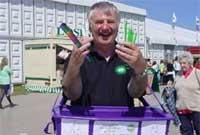 Sulwyn Thomas yn gwerthu nwyddau Shir Gâr yn Rhuthun y llynedd