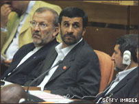 Mahmoud Ahmedinejad (ao centro)