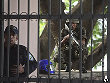 Soldado haciendo guardia frente a la casa presidencial.