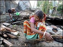 बचा हुआ सामान जुटाते लोग