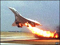 هواپيمای کنکورد لحظاتی پيش از حادثه در فرودگاه پاريس آتش گرفت