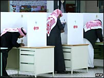 Riyad'da oy kullanan erkekler