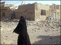 Iraklı kadın Sadr semtinde yürüyor.