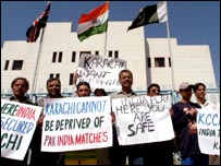 कराची में भारत-पाक मैच के समर्थक 