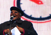 Desmond Tutu yn annerch y dyrfa yn y sgwar