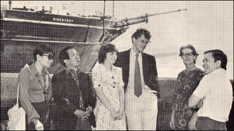 Hồng Liên, Hữu Đại, Vivienne Garratt (thư ký), John Harding (trưởng ban), Judy Stowe (phó trưởng ban), và Đỗ Văn bên bờ sông Thames năm 1974