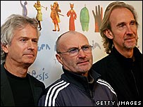 Phill Collins (centro) e o Genesis