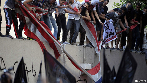 معترضان مصری که پر چم آمریکا را در دست دارند