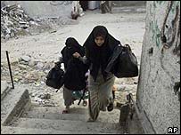 Mulheres fogem de ataque em Rafah