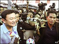 Ông Thaksin bị truyền thông vây quanh khi đi bầu cử ở Bangkok