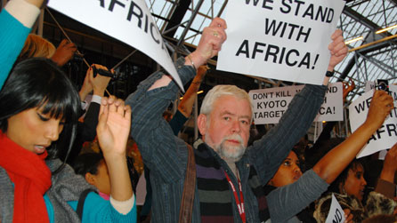 Jeff Williams ymhlith y protestwyr