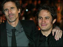 Walter Salles (esquerda) e o ator Gael Garcia Bernal na cerimônia do Bafta 