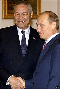 Colin Powell (esq.) e Vladimir Putin