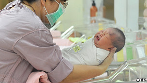 台北某医院内护士把一名初生婴儿抱到婴儿床上（8/7/2011）