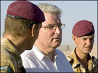 دز براون (وسط) در میان سربازان بریتانیایی در افغانستان