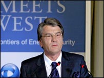 Віктор Ющенко виступає у Стамбулі. Фото Укрінформ