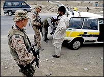 ISAF askerleri karayolunda arama yapıyor