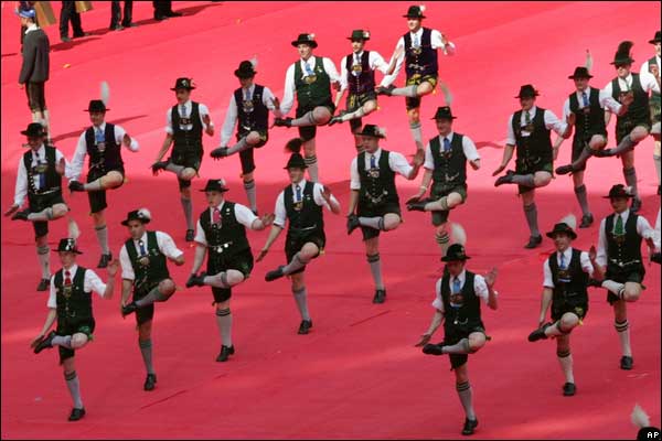 德国世界杯开幕式上的巴伐利亚传统舞蹈表演